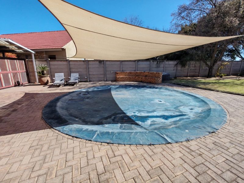 4 Bedroom House for Sale in Vaalpark - Photo 4