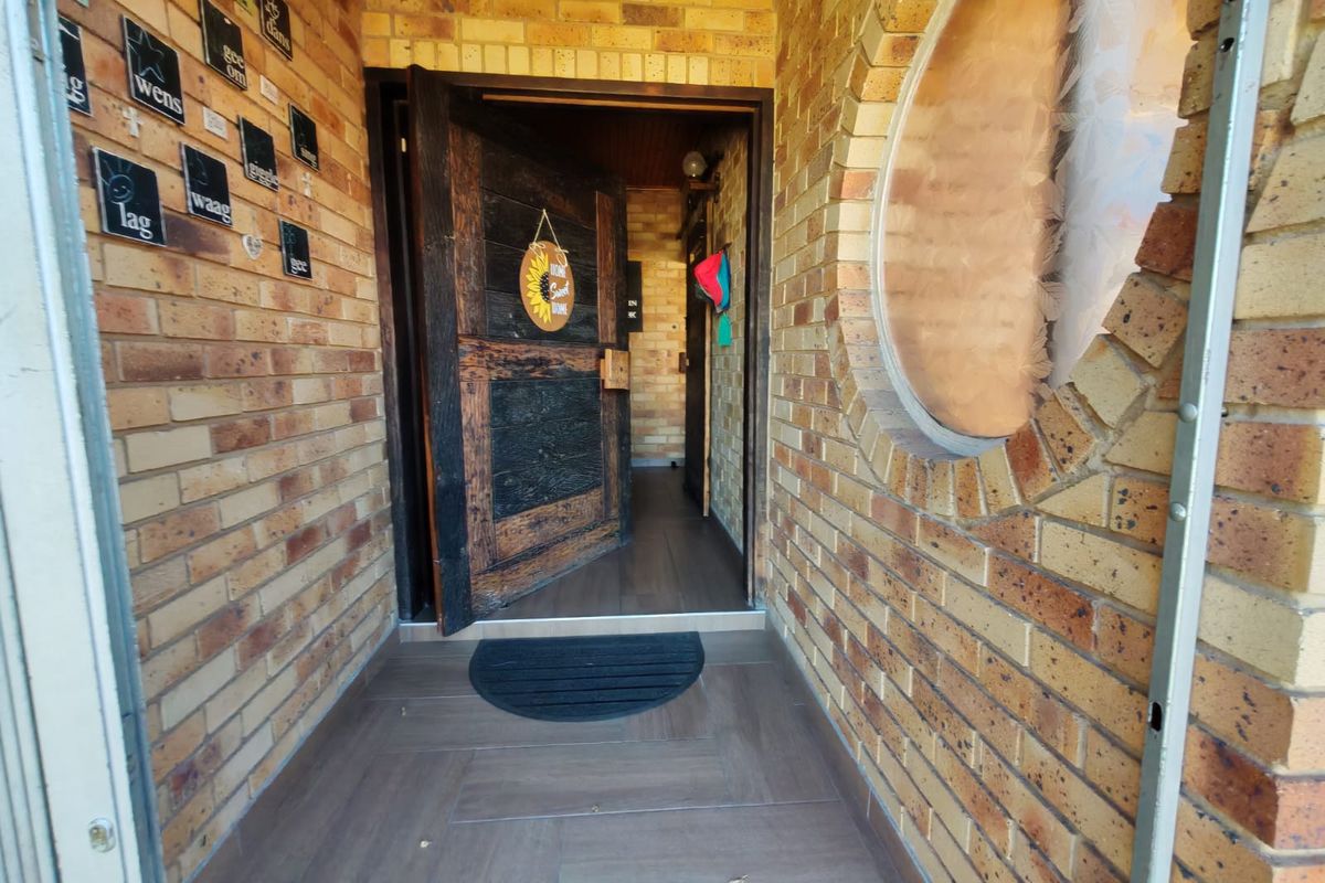 4 Bedroom House for Sale in Vaalpark - Photo 2