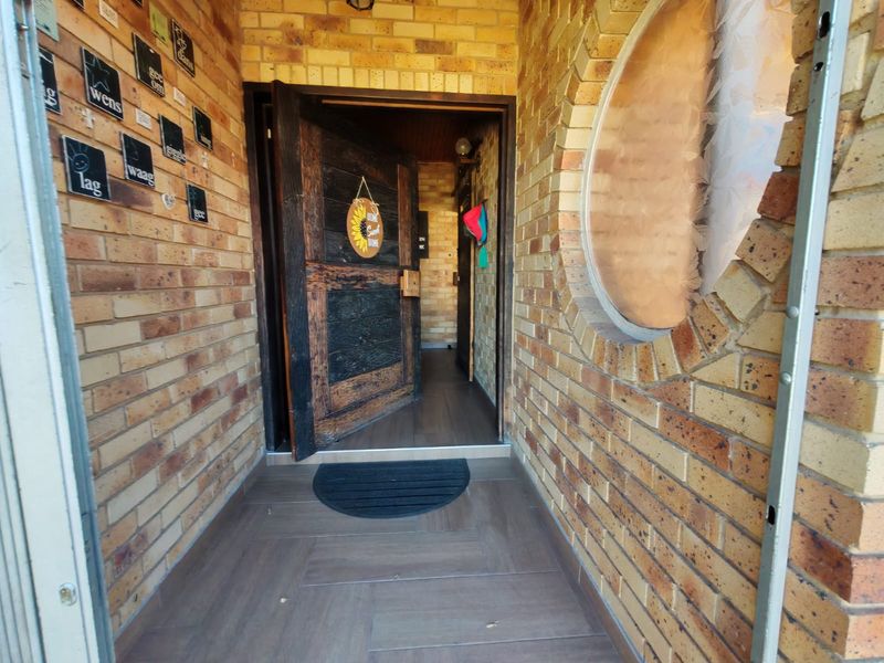 4 Bedroom House for Sale in Vaalpark - Photo 2