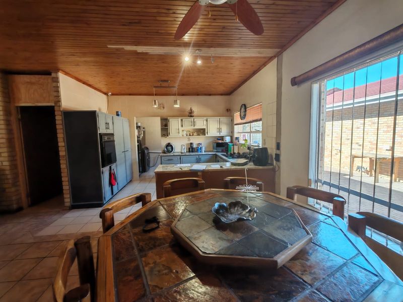 4 Bedroom House for Sale in Vaalpark - Photo 9