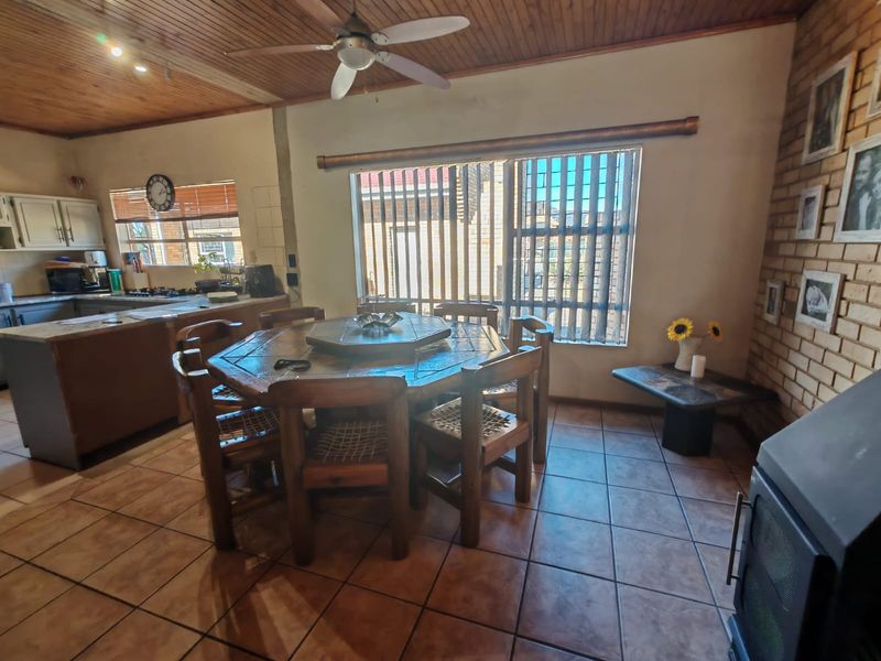 4 Bedroom House for Sale in Vaalpark - Photo 6