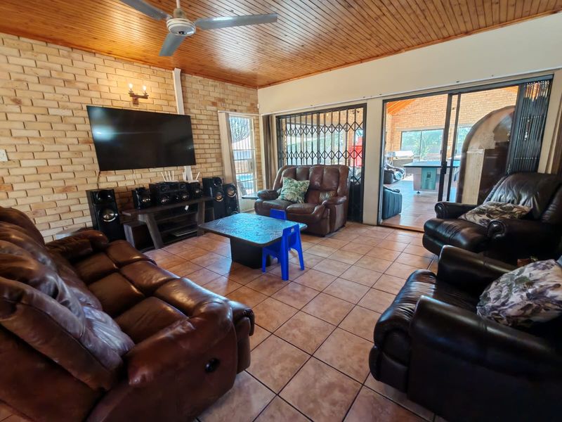 4 Bedroom House for Sale in Vaalpark - Photo 7