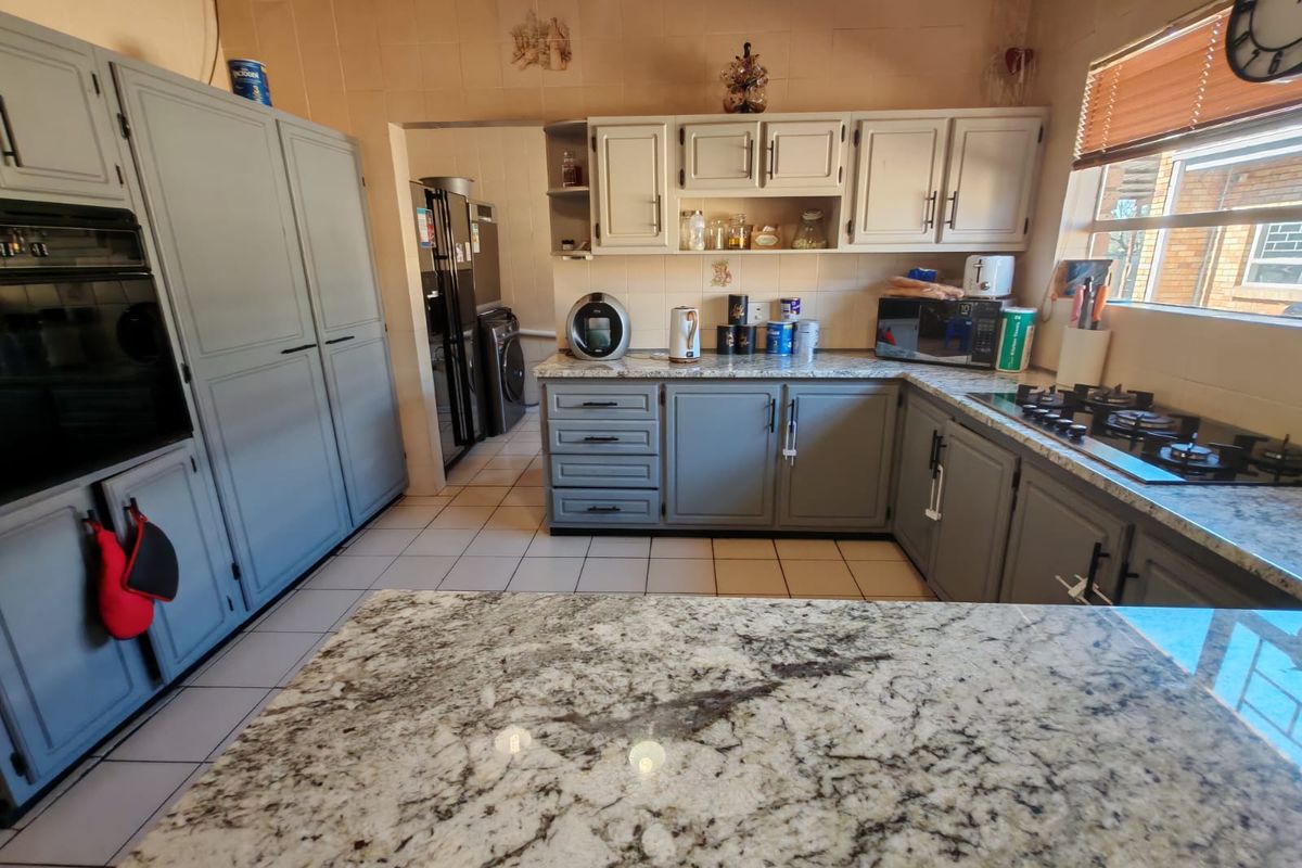 4 Bedroom House for Sale in Vaalpark - Photo 5