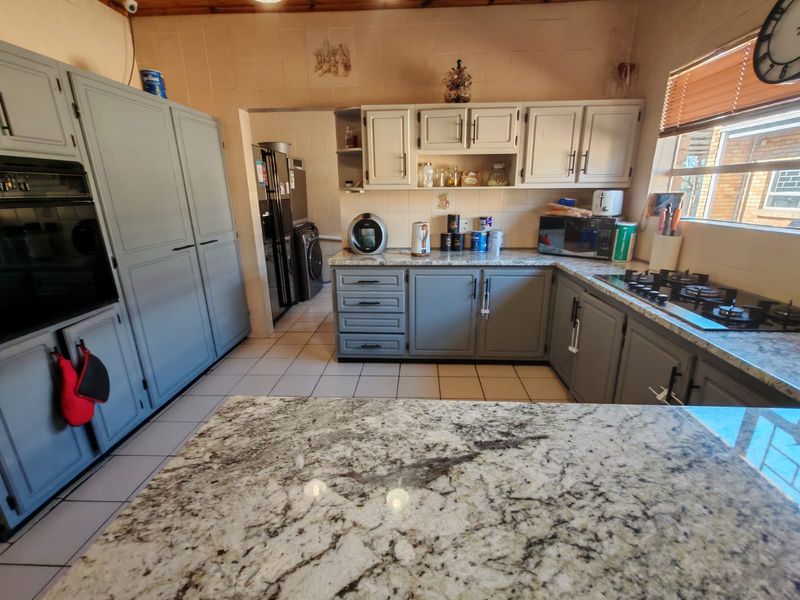 4 Bedroom House for Sale in Vaalpark - Photo 5