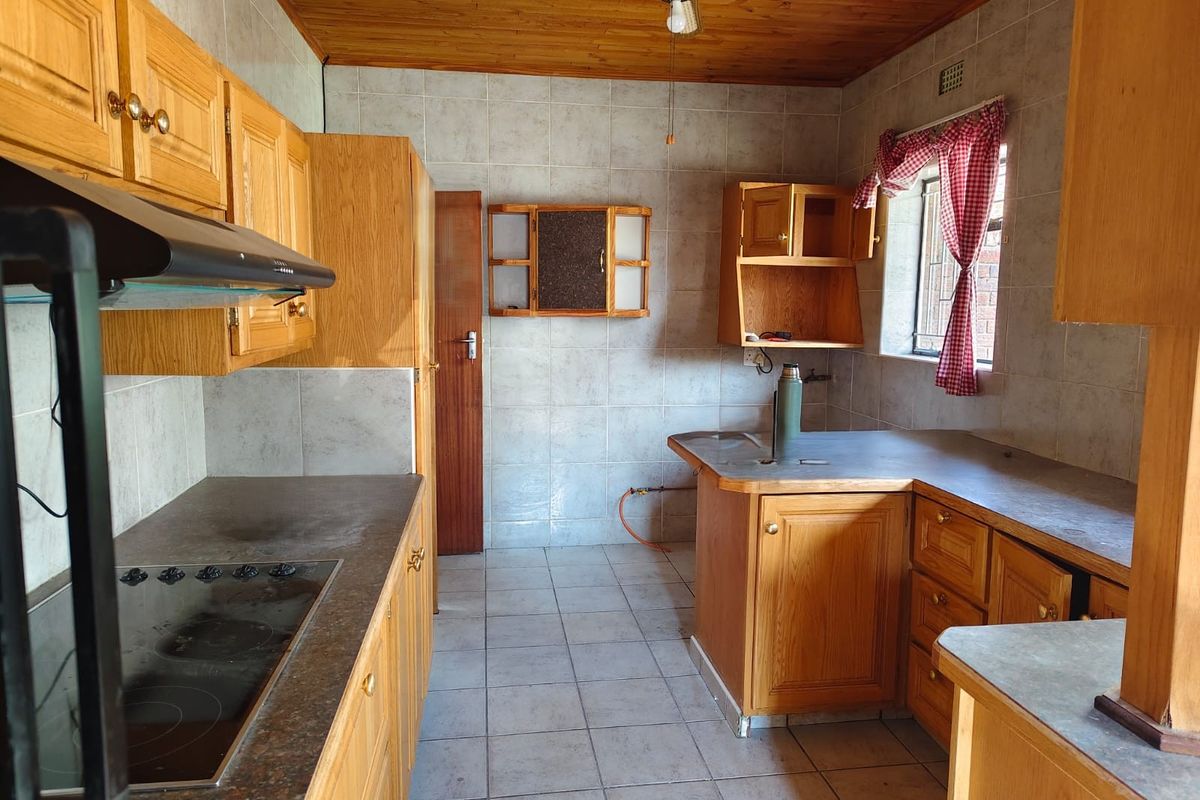 Charming Family Home with Flatlet, Excellent Security & Prime Location - Photo 2