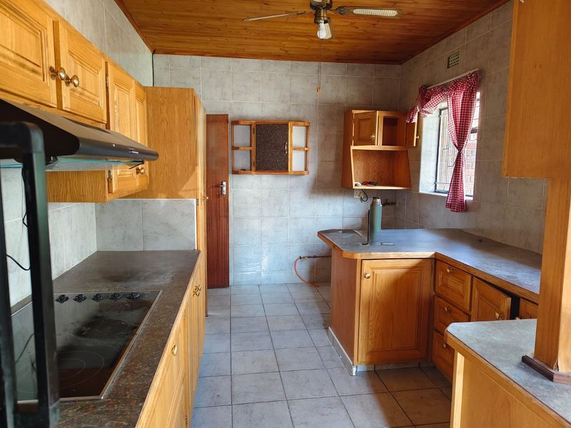 Charming Family Home with Flatlet, Excellent Security & Prime Location - Photo 2