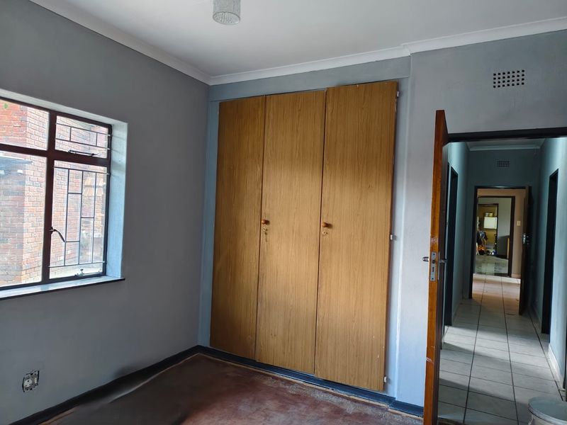 Charming Family Home with Flatlet, Excellent Security & Prime Location - Photo 9
