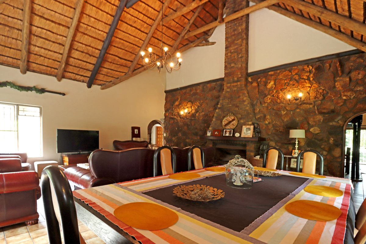 Spacious five-bedroom house for sale in Randjiesfontein - Photo 2