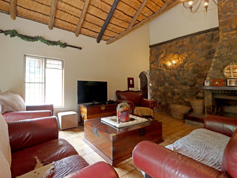 Spacious five-bedroom house for sale in Randjiesfontein - Photo 6