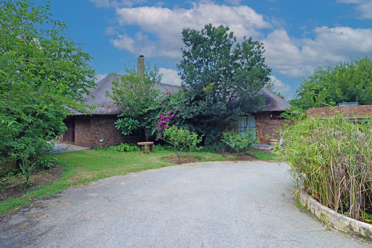 Spacious five-bedroom house for sale in Randjiesfontein - Photo 5