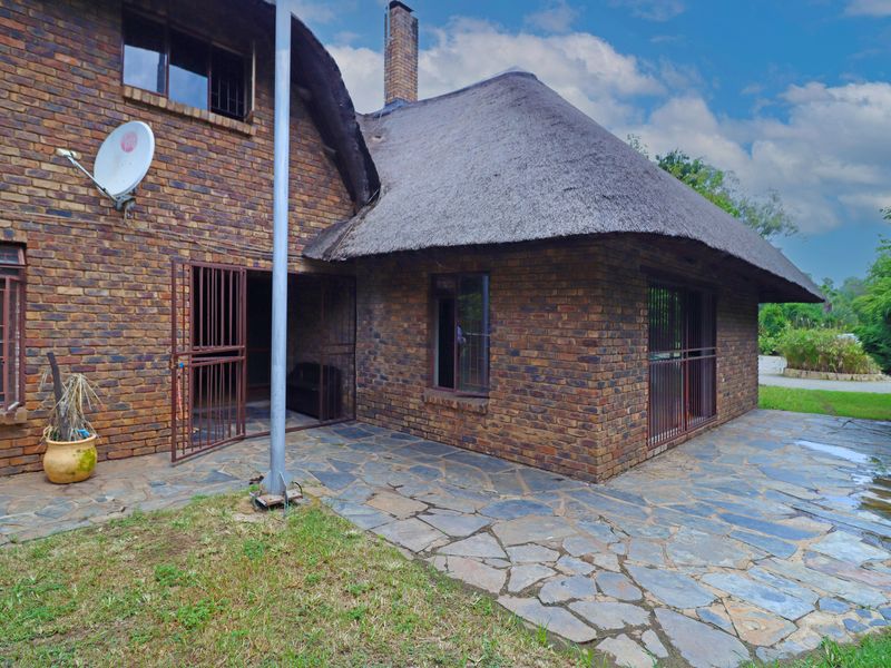 Spacious five-bedroom house for sale in Randjiesfontein - Photo 4