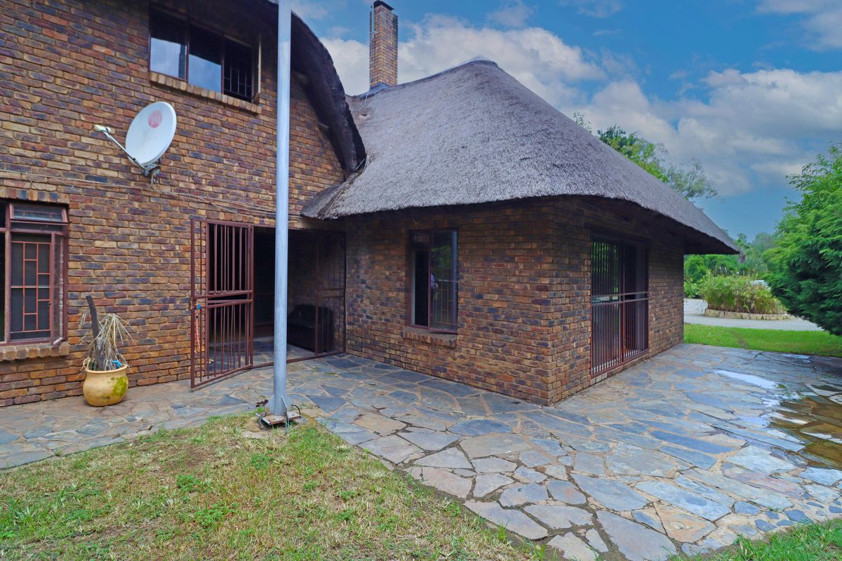 Spacious five-bedroom house for sale in Randjiesfontein - Photo 4