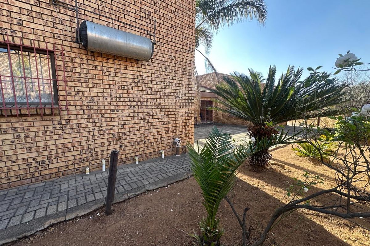 Perfectly kept and spacious home awaits ! - Photo 2