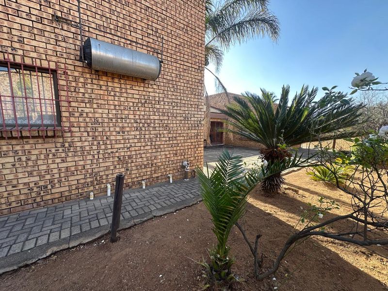 Perfectly kept and spacious home awaits ! - Photo 2