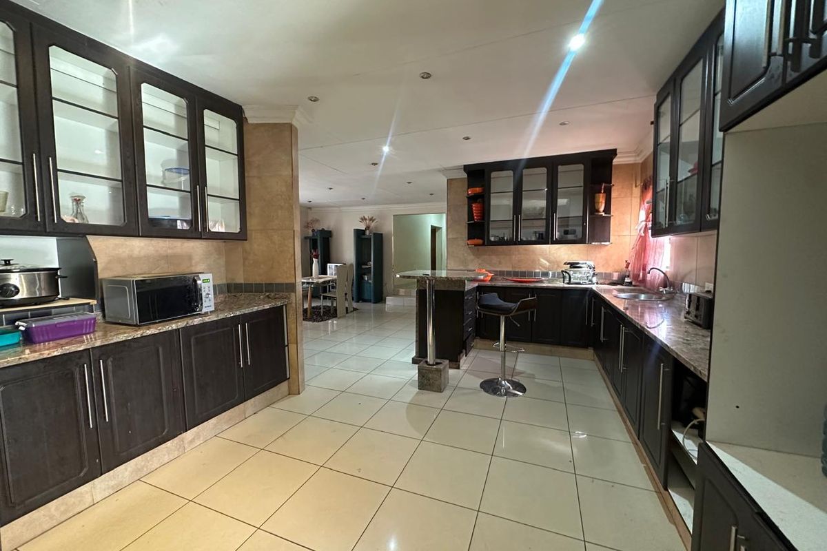 Perfectly kept and spacious home awaits ! - Photo 5