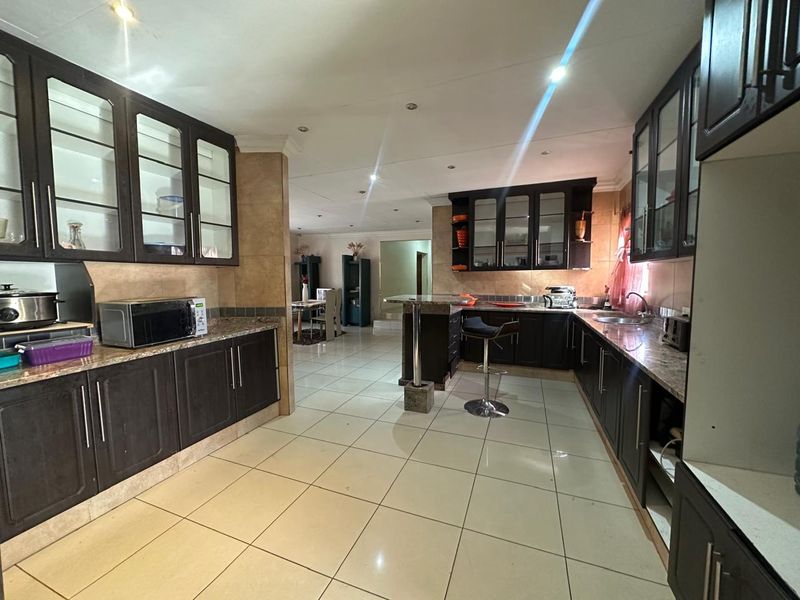 Perfectly kept and spacious home awaits ! - Photo 5