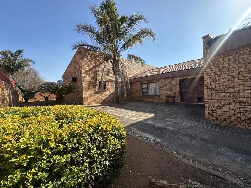 Perfectly kept and spacious home awaits ! - Photo 1