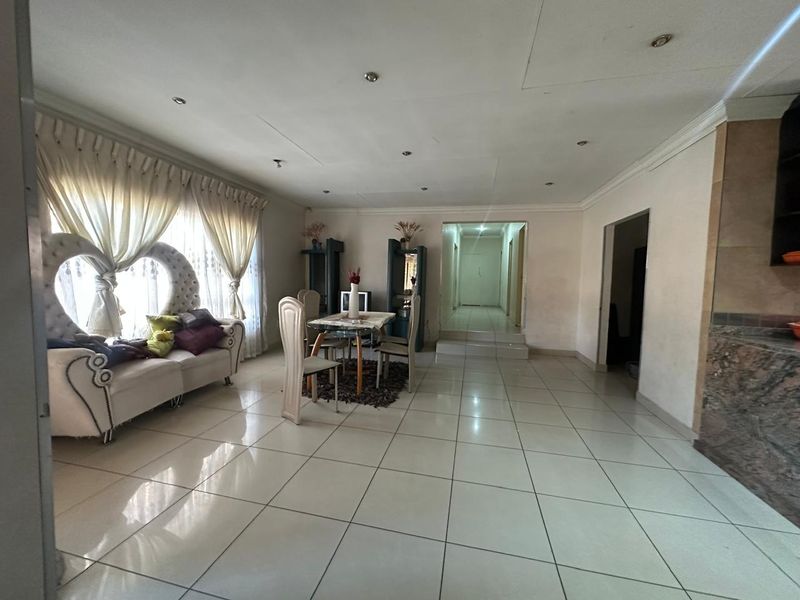 Perfectly kept and spacious home awaits ! - Photo 10