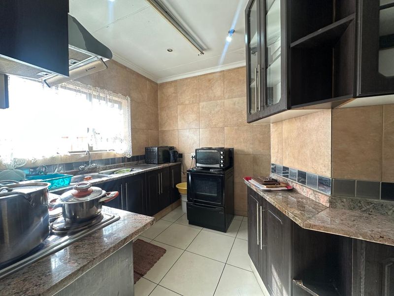 Perfectly kept and spacious home awaits ! - Photo 8