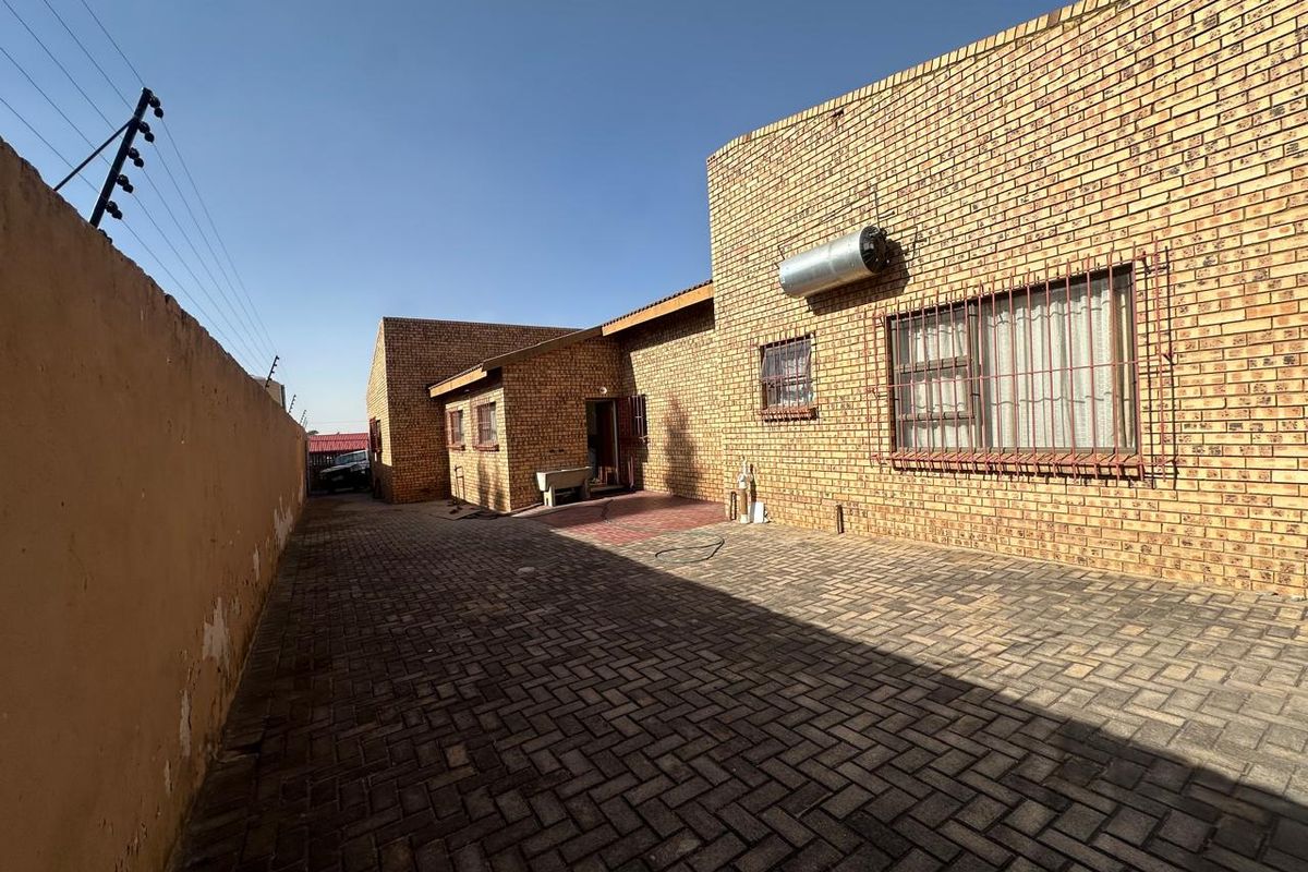 Perfectly kept and spacious home awaits ! - Photo 3