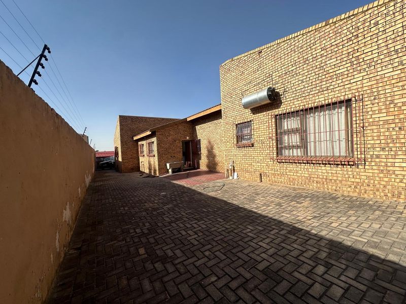 Perfectly kept and spacious home awaits ! - Photo 3