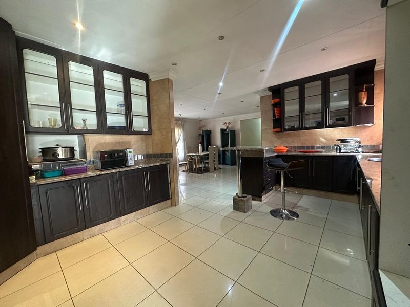 Perfectly kept and spacious home awaits ! - Photo 6