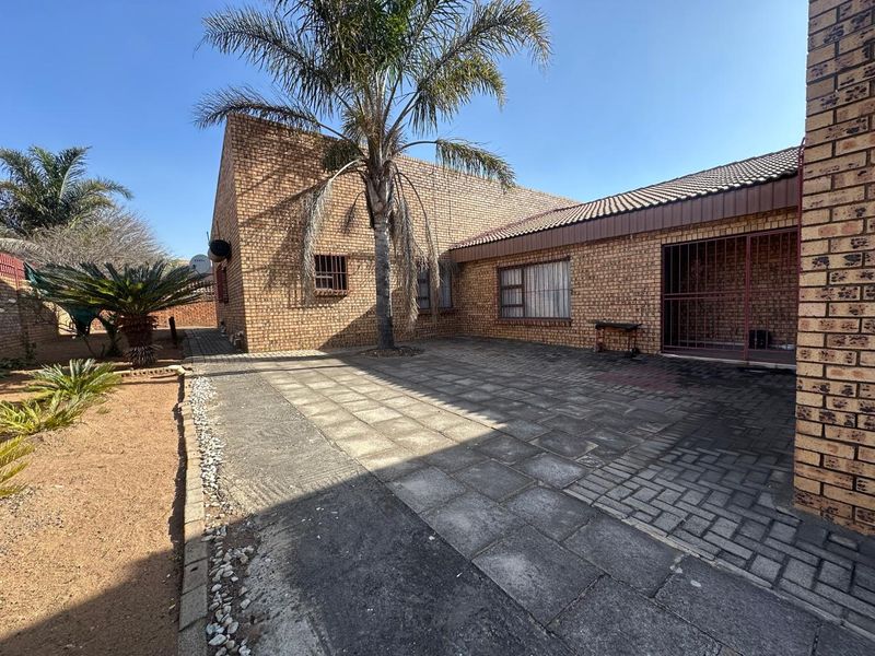 Perfectly kept and spacious home awaits ! - Photo 4