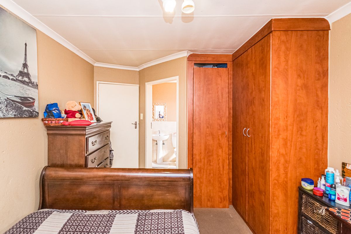 Bidding to start from R550 000!! Live Auction! Charming 2-Bedroom apartment in Heuweloord! - Photo 5