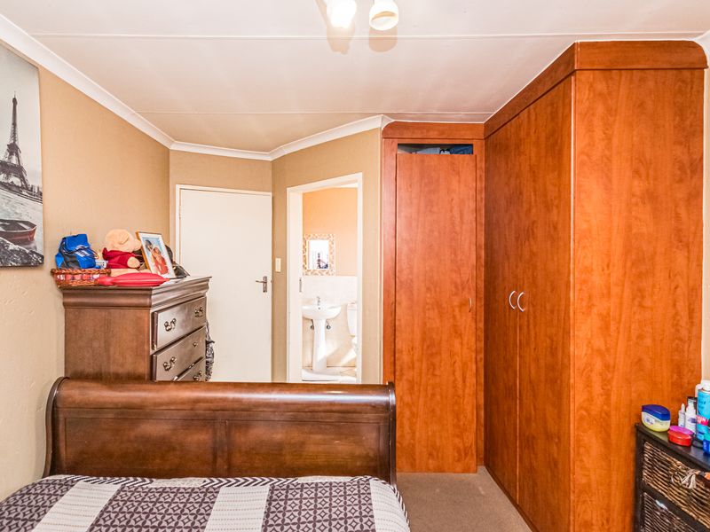 Bidding to start from R550 000!! Live Auction! Charming 2-Bedroom apartment in Heuweloord! - Photo 5