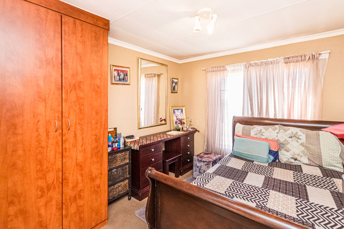Bidding to start from R550 000!! Live Auction! Charming 2-Bedroom apartment in Heuweloord! - Photo 3