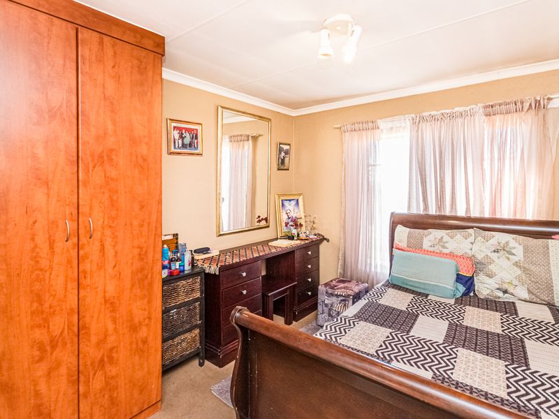 Bidding to start from R550 000!! Live Auction! Charming 2-Bedroom apartment in Heuweloord! - Photo 3
