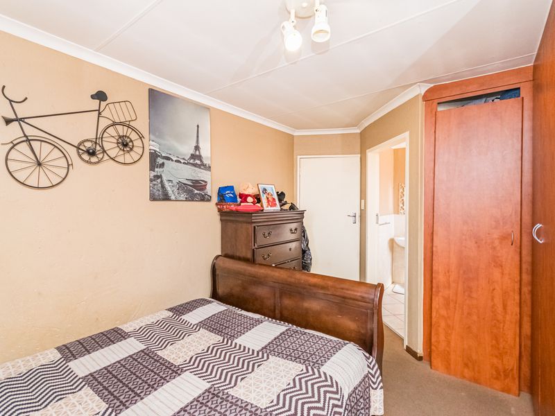 Bidding to start from R550 000!! Live Auction! Charming 2-Bedroom apartment in Heuweloord! - Photo 4