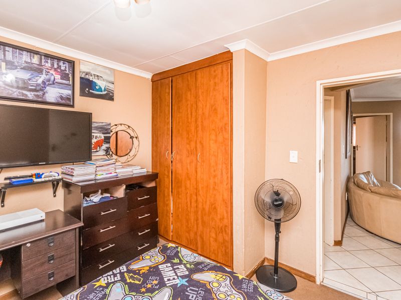 Bidding to start from R550 000!! Live Auction! Charming 2-Bedroom apartment in Heuweloord! - Photo 10