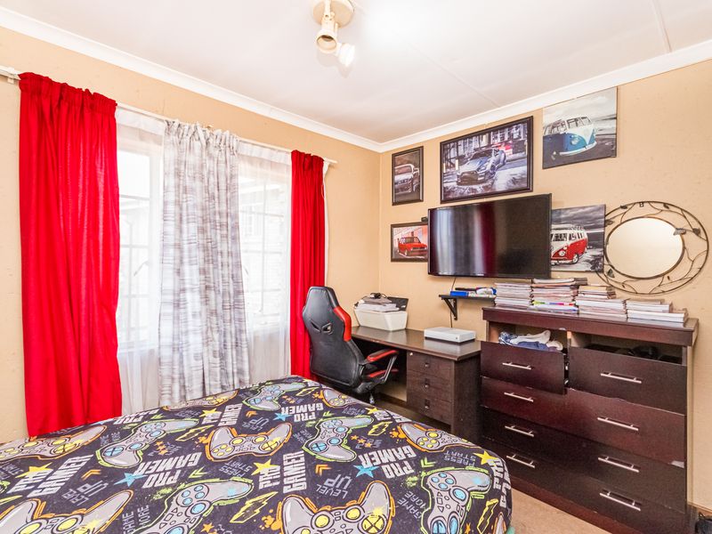 Bidding to start from R550 000!! Live Auction! Charming 2-Bedroom apartment in Heuweloord! - Photo 8