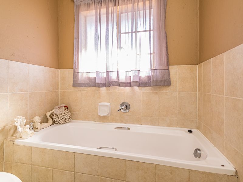 Bidding to start from R550 000!! Live Auction! Charming 2-Bedroom apartment in Heuweloord! - Photo 7