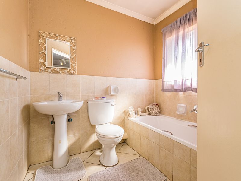 Bidding to start from R550 000!! Live Auction! Charming 2-Bedroom apartment in Heuweloord! - Photo 6