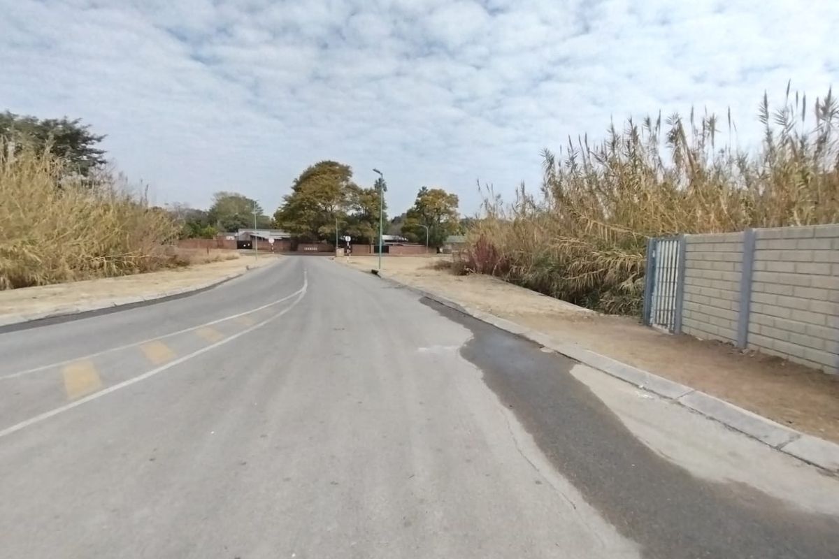 Prime 460m2 vacant land for sale in Brits Central—perfect for your dream home or investment opportu - Photo 4