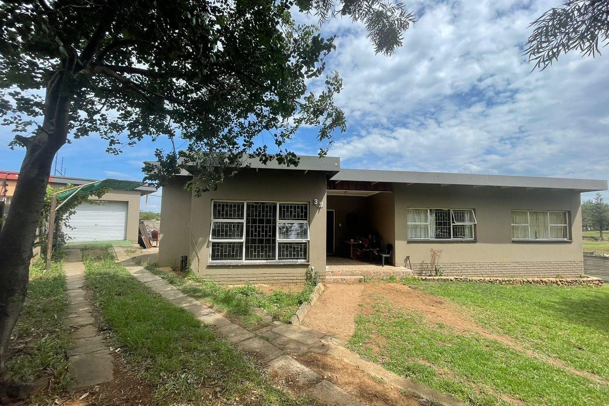 Sunny 4 bedroom Family home in sought after area - Photo 2