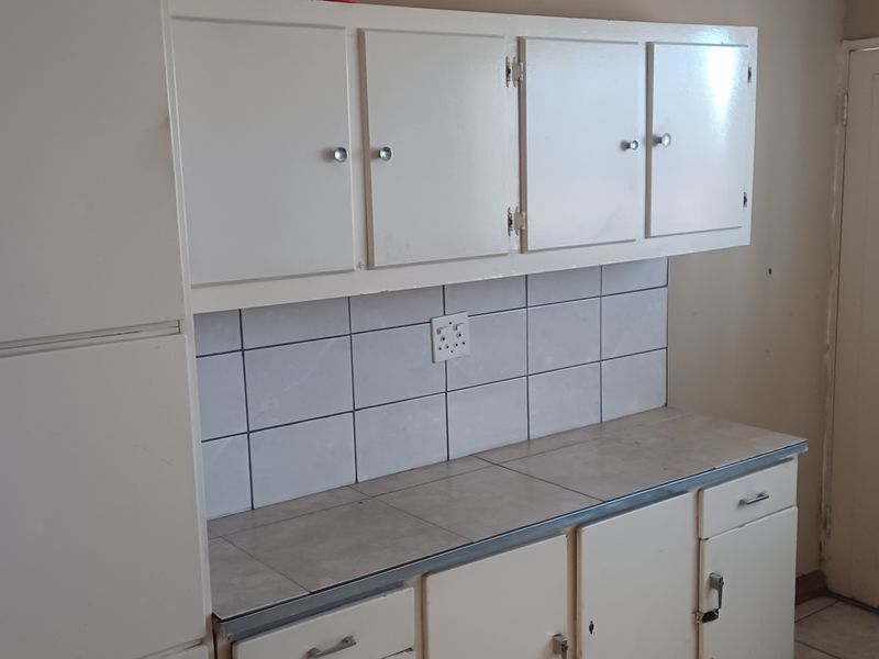 Sunny 4 bedroom Family home in sought after area - Photo 9