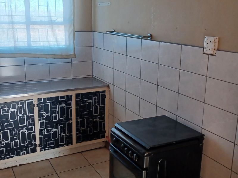 Sunny 4 bedroom Family home in sought after area - Photo 10