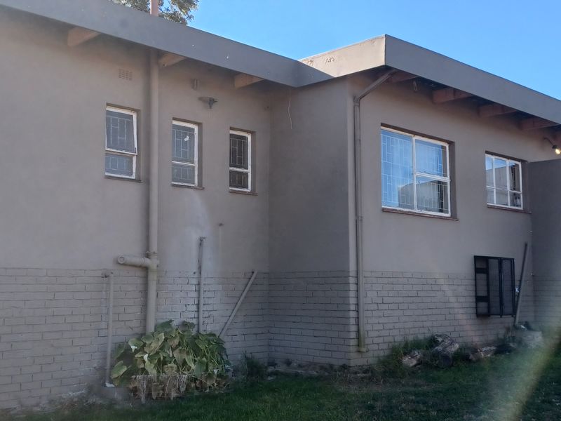 Sunny 4 bedroom Family home in sought after area - Photo 8