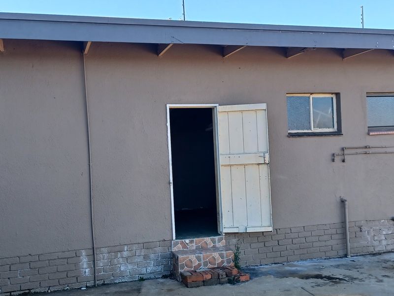 Sunny 4 bedroom Family home in sought after area - Photo 7