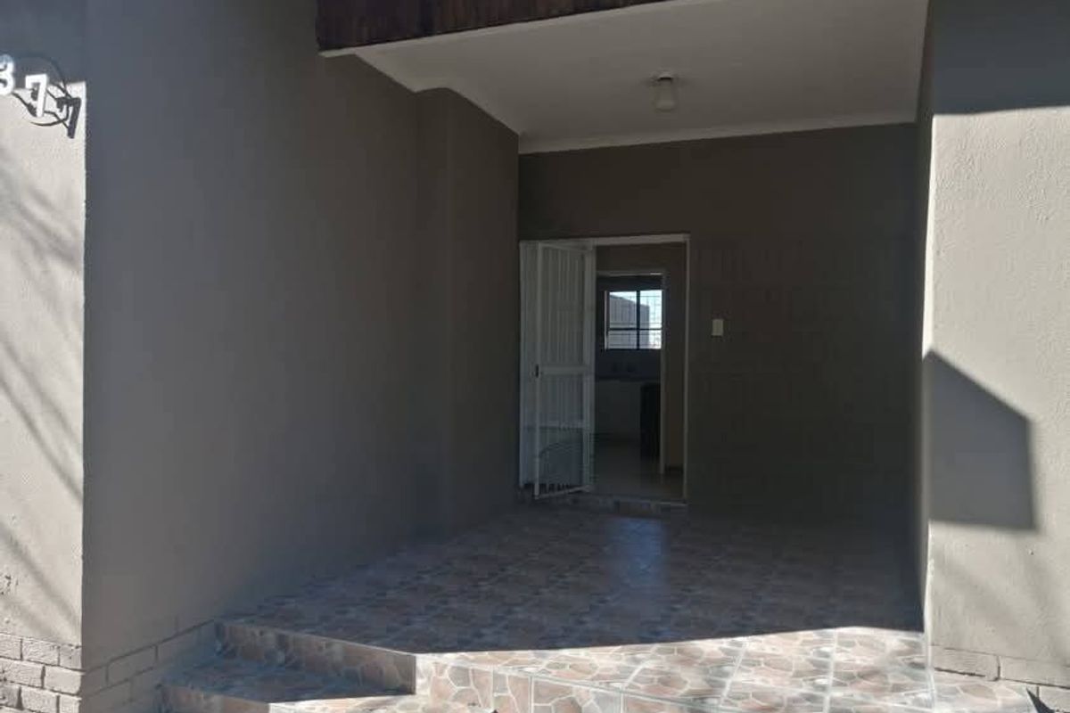 Sunny 4 bedroom Family home in sought after area - Photo 4