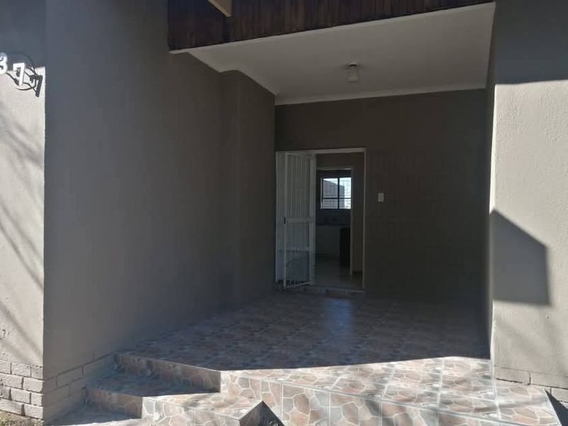 Sunny 4 bedroom Family home in sought after area - Photo 4