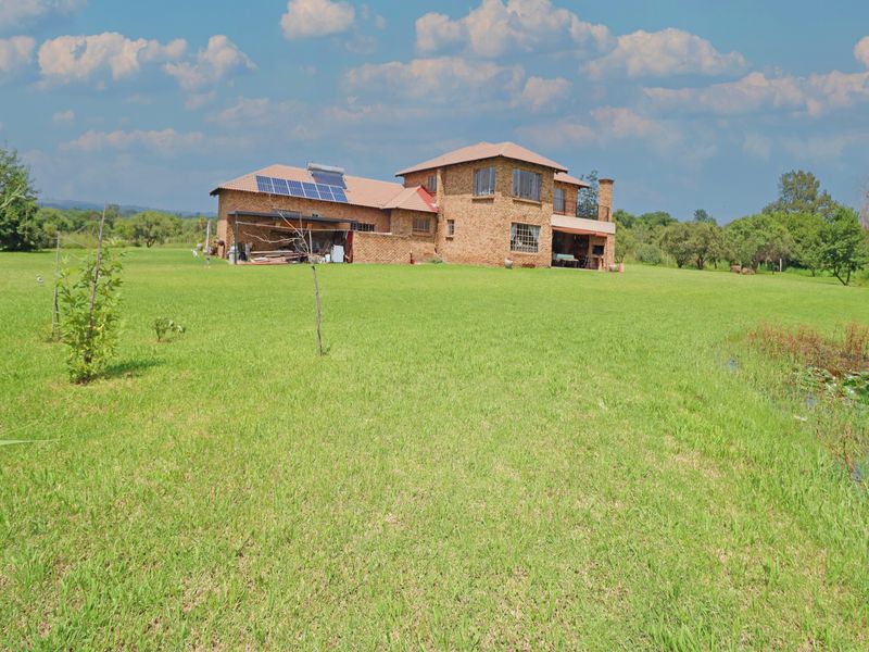 A stunning family home embraced by nature - Photo 4