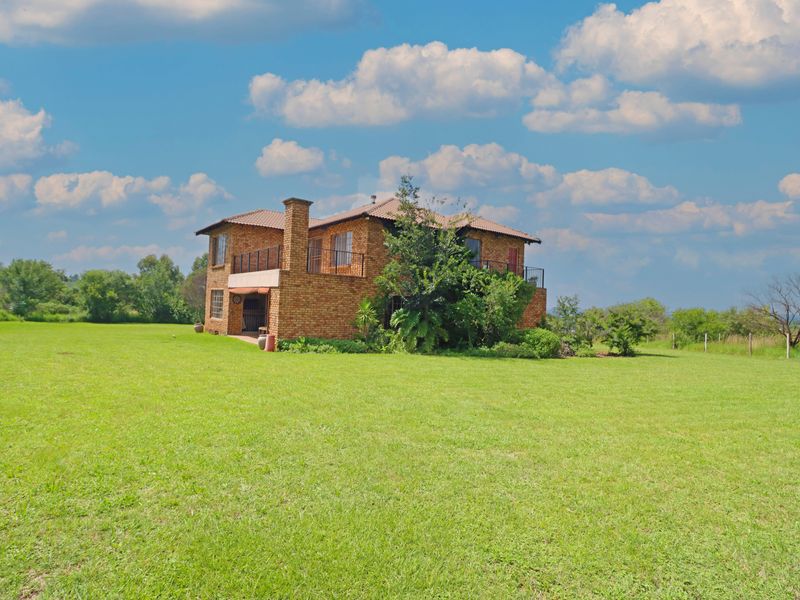 A stunning family home embraced by nature - Photo 5