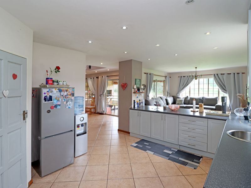 A stunning family home embraced by nature - Photo 8