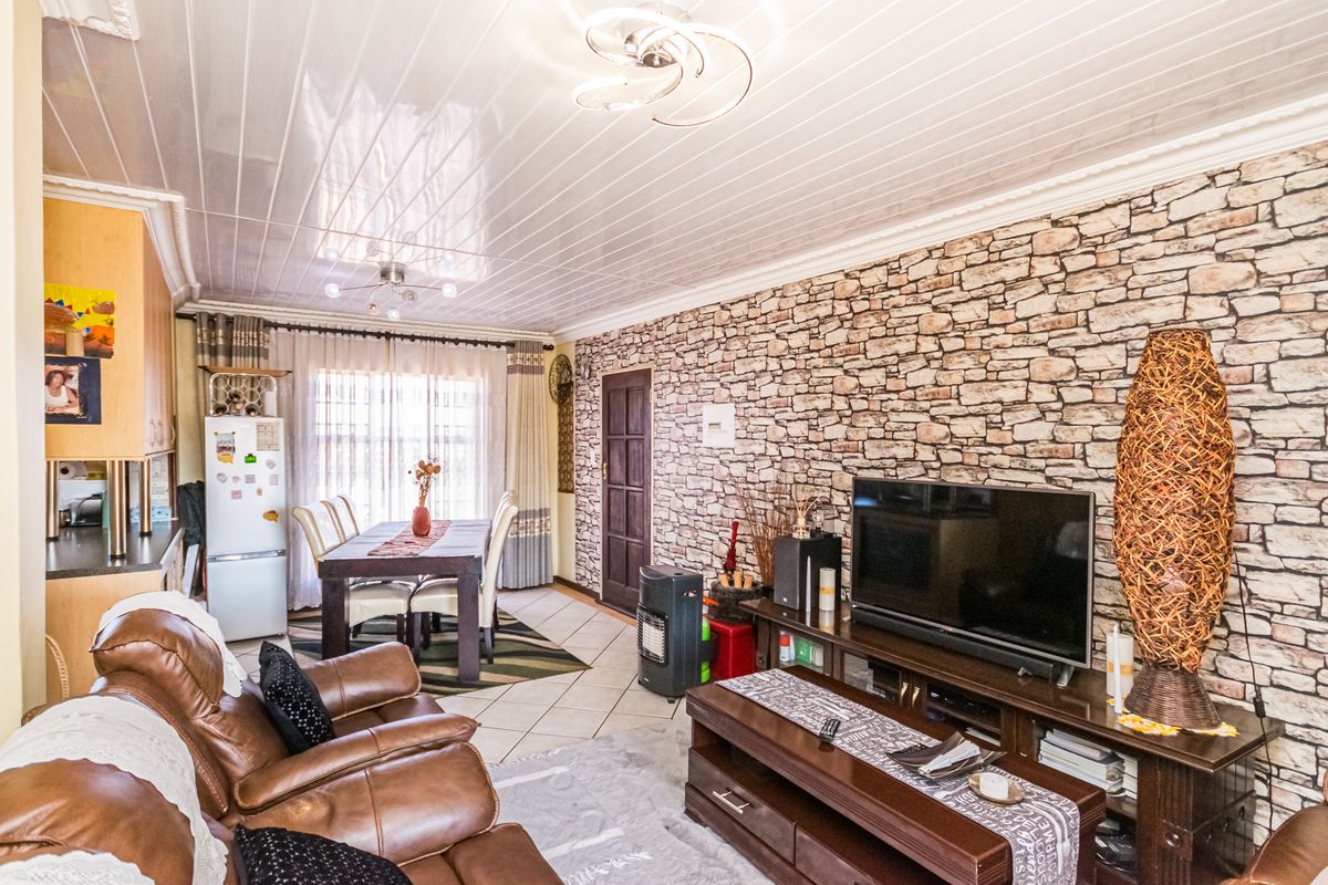 2 Bedroom semi Renovated Top Floor Apartment for Sale - Photo 3