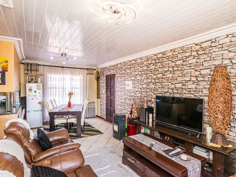 2 Bedroom semi Renovated Top Floor Apartment for Sale - Photo 3