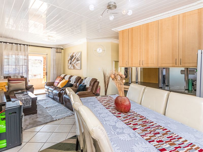 2 Bedroom semi Renovated Top Floor Apartment for Sale - Photo 4